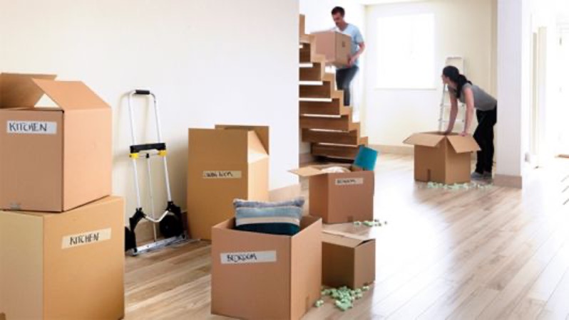 Moving house tips – A couple packing boxes while moving